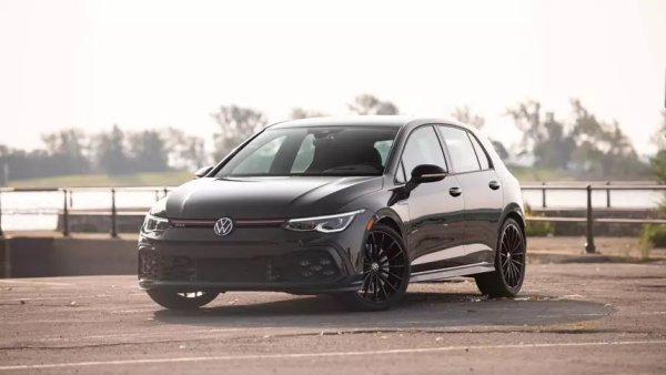 Типичният хотхеч. Един обикновен градски хеч е превърнат в забавна и активна кола с допълнителни функции и по-мощен двигател. Това е олицетворение на удоволствието от шофирането. 2-литров литров двигател и мощност от 241 к.с. Максимална скорост от 204 км/ч. Спортният хечбек оглави моделната гама на Golf. Само по-мощният Golf R е по-готин.
