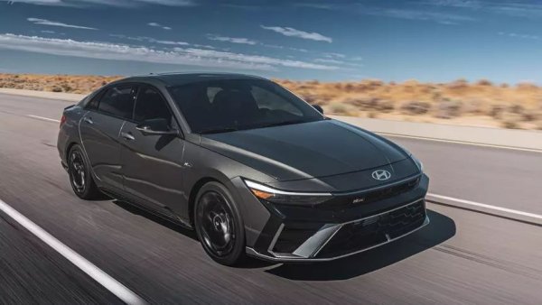 Обикновеният Hyundai Elantra изглежда стилен сред другите компактни седани. Но версията Elantra N лъха на истински спорт. Твърдо окачване, шестстепенна механична скоростна кутия и впечатляващ дизайн. 2-литровият двигател произвежда 276 конски сили и ускорява колата до 249 км/ч. Да, не е Porsche 911, но Elantra N е по-евтина.
