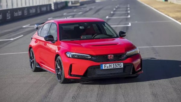 Ако искате забавен и активен хотхеч, Honda Civic Type R има всичко, което ви е необходимо. Той се появи на базата на обикновения седан. Разликите между тях обаче са потресаващи. Type R предлага невероятна производителност и впечатляваща мощност. 2,0-литровият двигател произвежда цели 320 к.с. Максималната скорост е 272 км/ч.
