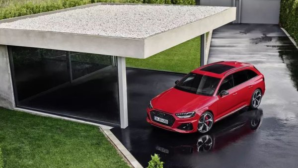 Могат ли комбитата да бъдат забавни за шофиране? Ако е Audi RS4 Avant, отговорът е положителен. Това е забавна кола с впечатляващо представяне и тонове пространство в багажника. 2,9-литровият V6 двигател произвежда 450 к.с. Максималната скорост е 289 км/ч. Какво е това, ако не истински градски спортен автомобил?