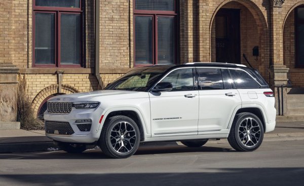 Само допреди десетина години място за Jeep сред десетте най-продавани коли в Америка звучеше като фантастика. Но сега Grand Cherokee e много търсен и в пет-, и в седемместната си версия. Все пак след силното първо полугодие интересът намаля и в момента продажбите са с 9% под миналогодишните. 
