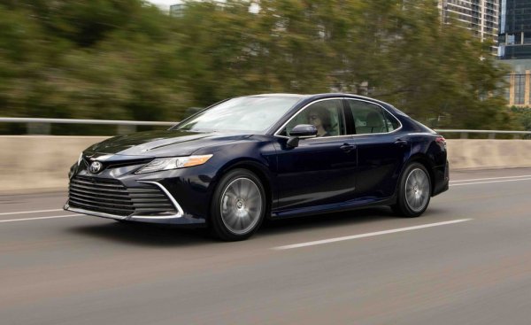 Ако се елиминират пикапите от уравнението, Camry почти неизменно е най-продаваната лека кола на щатския пазар през последния четвърт век. Но кризата през 2022 засяга и нея - 17% спад спрямо същия период на миналата година. 
