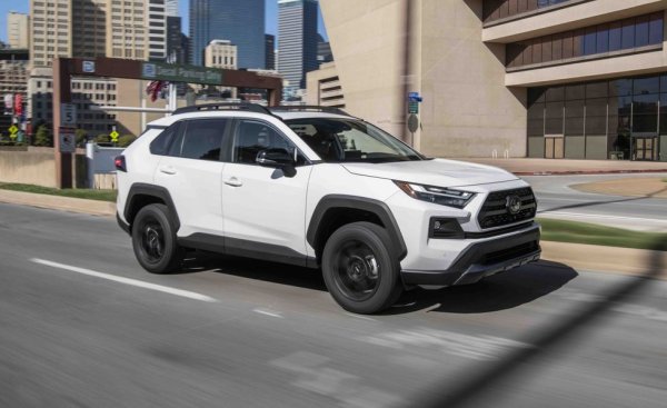 Най-продаваният SUV в Америка тази година, и изобщо най-продаваният лек автомобил, който не е пикап. И при RAV4 има спад спрямо миналата година, но той е минимален - едва 3%. Пазарният дял на модела се е увеличил. 
