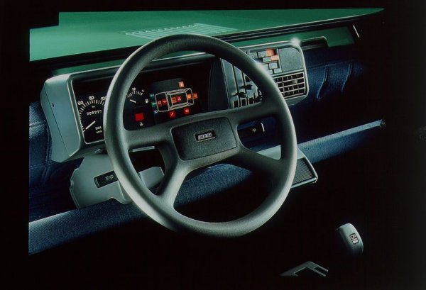 Заради появата на екологичния стандарт Euro 1 се налага производството на Panda 750 да спре. За да покрие изискванията, при Panda 900 старият агрегат с карбуратор е подменен с нов мотор, с обем 899 куб. см и електронно впръскване. 
