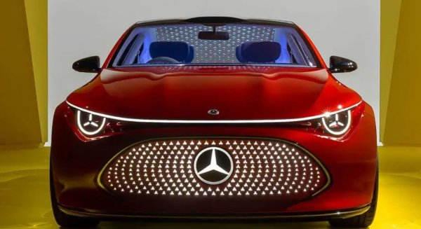 Mercedes отвръща на удара на Audi и BMW със следващото поколение CLA, което за първи път ще използва електричество. &bdquo;Почти всичко&ldquo; от концептуалния CLA ще се прехвърли върху серийния автомобил, изтъква директорът на дизайна Гордън Вагенер.