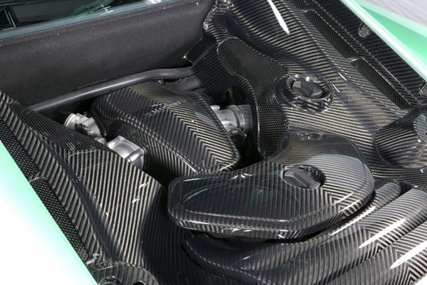 Въглеродните материали, от които най-известен е карбонът, се използват от доста време в космонавтиката. Ярък пример е програмата за космическите совалки на САЩ: лекият и термоустойчив композит се използва за носа и предната част на крилете на "звездолетите" за защита от високите температури при навлизането в плътните слоеве на атмосферата. Преди десетилетия производството на карбона е било доста сложно, което водело до доста висока стойност на продукта. Сега, въглеродните влакна не само покориха света на моторните спортове, но и намират все по-масово приложение и в конвенционалните автомобили.