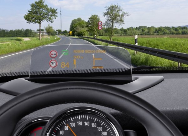 Head-Up Display технологията не е съвсем космическа, но активно се използва в авиацията, най-вече в бойната. Сега е масово разпространена сред автомобилните компании, като е налична дори и при по-бюджетни модели.

На допълнителният екран пред водача, вече все по-често заменен от проекция директно на челното стъкло, се изобразява информация за текущата скорост, навигацията и др.