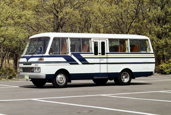 През 70-те години Mazda слага роторни двигатели на общо взето всичко, което има 4 колела. Японците не се спират дори и на автобус, лансирайки Parkway Rotary 26 през 1974 г.

Експериментът с автобуса е доста спорен, макар машината да е доста комфортна и пъргава за типа си. В крайна сметка, през 1977 компанията се отказва от идеята си и оборудва модела с далеч по-конвенционален дизелов агрегат.