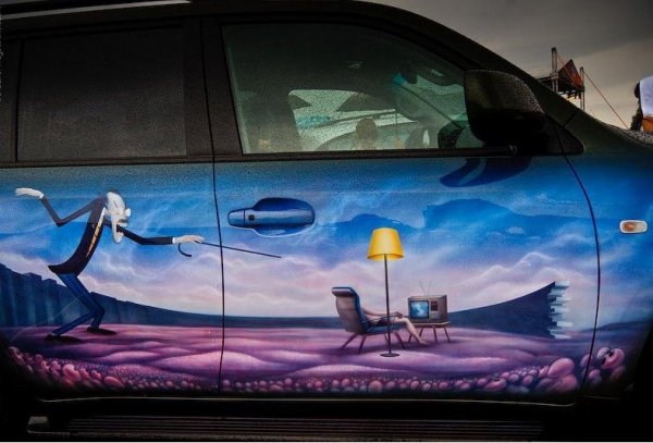 Снимки от фестивала "AEROграфии", който се провежда ежегодишно в Санкт Петербург. На него могат да се видят едни от най-интересните, изрисувани автомобили в Русия.