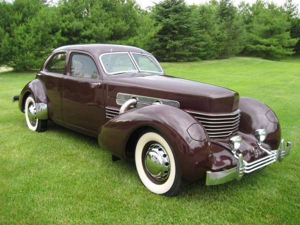 Американският бранд Cord произвежда модели с предно задвижване от 1929 г. Моделът Cord 810/812 обаче изненадва не само с това. Той получава полуавтоматична скоростна кутия и първите в света прибиращи се фарове. Съществува дори вариант с компресор и мощност 170 коня. За периода 1936-38 г. обаче са произведени малко повече от 2000 бройки.