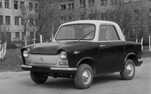 Това направи НАМИ (Национален инстутит за разработка на автомобили и автомобилни двигатели), създавайки няколко по-приемливи микроавтомобила. По-специално НАМИ-031, изграден на пространствена рамка с шарнирни външни панели и 0,5-литровият двигател, който развива 13,5 к.с. Кола имаше напълно независимо окачване - предна торсионна греда и задна пружина.
