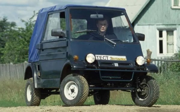 Малко по-дълга, но още по-забавна и по-тъжна в същото време, беше историята на моторизираната количка &bdquo;Кинешма&ldquo; от завода Автоагрегат, доставчик на компоненти за Москвич. Колата със стоманена каросерия външно приличаше на не най-модерните домашни продукти от 60-те години.

Първият &bdquo;Кинешма&ldquo; с двигател от ИЖ Юпитер 5 с обем 0,5 литра и мощност 26 к.с., напречно разположен отзад, и мотоциклетна скоростна кутия с последователно превключване, беше показан на публиката през 1996 г.

Интересното е, че машината има отопляемо предно стъкло! Все пак това беше задната част на Москвич-2141. Пътният просвет е 235 мм, което кара някои да определят това превозно средство като кросоувър.

В допълнение към двигателя на мотоциклета Ижевск, Кинешма е оборудван с американски двигатели Briggs & Stratton с мощност 13 и 18 к.с. от колички за голф и дори с едноцилиндров дизелов двигател с 13 конски сили TD-450D. По паспорт максималната скорост е била 55-75 км/ч. В действителност колата не може да достигне дори 50 км/ч.

Последователното превключване на предавките изисква мотоциклетни умения на водача. И за да се контролира нивото на маслото, беше необходимо да се премахне твърдата възглавница на задната седалка и да се &bdquo;потопи&ldquo; под нея.
