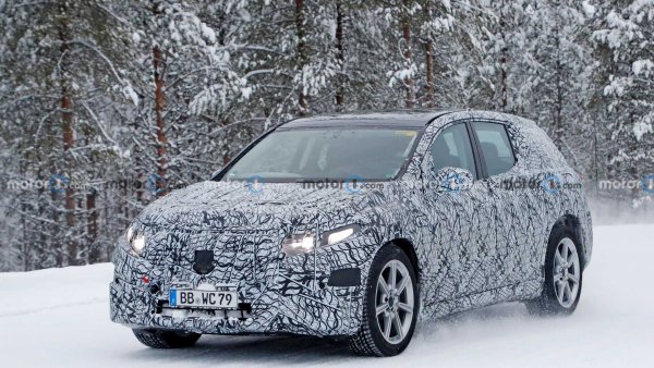 Стартът на продажбите на електрическия SUV е планиран за пролетта на 2022 г., но премиерата на модела ще се състои през декемри. Той ще се различава като дизайн от монолитния GLS, но също ще е с огромни размери. Предполага се, че SUV-ът ще се казва EGS, като ще получи задвижващите системи на сездана EQS, за който вече стана дума. Топ-версия ще изминава над 600 км.

Име: Все още не е известно

Дизайн: Голям SUV

Двигатели: Електрически

Излизане нап пазара: Декември 2021 г. (премиера)