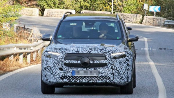 Mercedes ще продължи принципа на EQA, което означава пускането на електрическа версия на стандартен модел. Така ще се появи и EQB, съответстващ на GLB.  При него задвижването ще бъде идентично с това на по-малкия EQS, а именно – базова версия EQB 250 с мощностт 190 к.с., батерия с капацитет 66,5 кВт/ч и пробег над 400 км. По-късно ще се появи и вариант с 300 к.с. и пробег над 500 км, като той ще излезе най-рано през август. 

Име: Mercedes-Benz EQB 

Дизайн: SUV 

Двигатели: Eлектрически 

Старт на продажбите: Пролетта на 2021 г.

Цена: Все още не е известна 