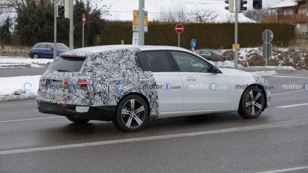 Това е най-продаваният модел на Mercedes, така че е напълно нормално да бъде и най-важният. Премиерата на новото поколение ще се състои в края на февруари, като отново ще видим седан и комби. Визуално автомобилът няма да се различава значително от предшественика си, но все пак ще получи някои от елементите от новата S-Class. Това ще засегне и интериорът, където ще се появи обновената версия на системата MBUX. Към допълнение към класическите бензинови и дизелови двигатели с мек хибриден EQ-Boost, ще има и различни plug-in хибриди. 

Име: Mercedes-Benz C-Class

Дизайн: Седан и комби

Двигатели: Бензин и дизел с мек хибрид, plug-in хибрид

Старт на продажбите: Пролетта на 2021 г.

Цената: Все още не е известна