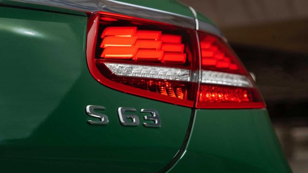 Новата S-класа елиминира купето и кабриолета, но това не се отнася за версиите на AMG. Следващият Mercedes-AMG S 63 ще се превърне в S 63e 4matic + с хибриден plug-in двигател. В неговата основа е бензинов V8, като се очаква мощността на агрегата да скочи от сегашните 612 на 700 к.с. Вероятно ще има и Black Series с около 760 к.с.

Име: Mercedes-AMG S 63e 

Дизайн: Седан 

Двигатели: Plug-in хибрид с бензинов двигател

Старт на продажбите: Краят на 2021 г.

Цена: Все още не е известна 