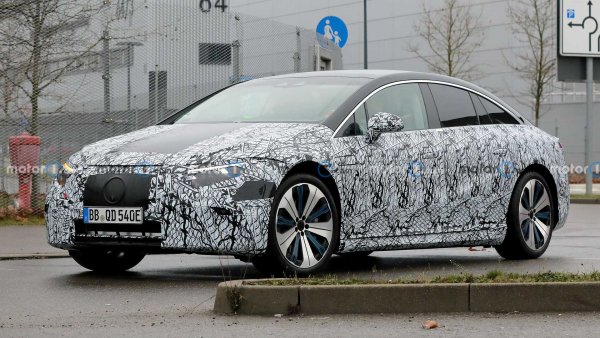 След компактните EQA и EQB, електрическият флагман EQS също ще бъде пуснат на пазара през 2021 г., като вече се появиха снимки на екстериора и интериора на модела, където ще видим новия цифров интерфейс, наречен Hyperscreen и усъвършенствана система за филтриране на въздуха. За разлика от EQA и EQB, EQS е първият модел на EQ, базиран на самостоятелна платформа, наречена MEA. Благодарение на батерията с капацитет 100 кВтч и мощност от около 470 к.с., EQS ще има пробег от 700 км и по този начин ще се конкурира с новия Tesla Model S и предстоящия BMW i7.

Име: Mercedes-Benz EQS 

Дизайн: Седан 

Двигател: Електрически

Старт на продажбите: Октомври 2021 г.

Цената: Все още не е известна