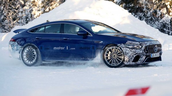 Спортният автомобил AMG с четири врати, представен през 2018 г., е на път да освежи външния си вид и най-вече гамата си от двигатели. Фейслифтът ще се фокусира върху долната секция на предницата, както и в интериора, където ще се появи актуализации на мултимедийната система. Под капака ще се появят нови електрифицирани двигатели, които ще са по-мощни. Предстои излизането на топ-версия 73e, която ще развива над 800 к.с. и ще ускорява от 0 до 100 км/ч за по-малко от 3 секунди. 

Име: Mercedes-AMG GT Coup&eacute; 4 

Дизайн: Купе с 4 врати

Двигатели: Бензинов с мек хибрид и Plug-in хибрид 

Старт на продажбите: Края на лятото на 2021 г.

Цената: Все още не е известна 
