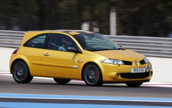 В последните години Renault успешно наложи &bdquo;течното жълто&rdquo; като цвят, който се използва само при RS-моделите на марката. Официалние състезателни цветове на марката са черно, жълто и бяло, но &bdquo;течното жълто&rdquo; е интересна версия на един от трите основни цвята, въпреки че няма пряка връзка между тях.
