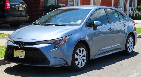 От 2018 година на пазара е 12-ото поколение на Corolla, което отново се предлага както като седан, комби и хечбек. Toyota реагира на увеличаващия се интерес към кросоувърите, като предложи и такъв вариант на модела.
