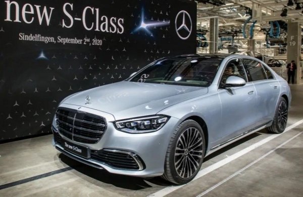 През 2020 г., когато играеше отново в Дортмунд, английският национал избра немското инженерство. S-класата е един от най-добрите седани, който осигурява комфорт, надеждност, любима кола на елита.
В зависимост от модела, той може да достигне стотака за 3,3 до 5,6 секунди - но не го купувате заради скоростта му.  Най-високият комфорт и вътрешно пространство, както и най-съвременните технологии все още държат S Class сред най-добрите автомобили на пазара.