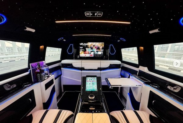 Немският ван идва персонализирани с телевизор отзад, както и PlayStation. Има куп портове за зареждане на телефони, лаптопи и каквото още се сетите. Хит стана и благодарение на Маркъс Рашфорд, приятелче на Санчо от Юнайтед и националния отбор. Нападателят го купи по спешност, след като се размаза със своя Rolls-Royce Phantom. Рашфорд си нае бързо шофьор, който да го кара за тренировките на &bdquo;Червените дяволи&ldquo;.