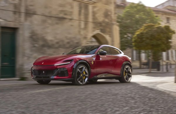 В продължение на десетилетия Ferrari се съпротивлява на доминацията на кросоувърите и остава единственият виден производител на спортни автомобили, който не ги е добавил към гамата си. Всичко това се промени през септември 2022 г., когато на публиката беше представен Purosangue.

Въпреки че италианският автомобилен производител настоява да го нарича всичко друго, но не и кросоувър, четирите врати, просветът и системата за задвижване на четирите колела ясно показват, че новият модел е създаден за любителите на луксозните SUV.
