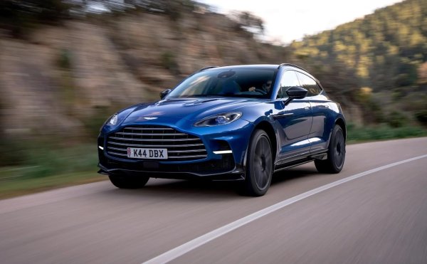 Aston Martin е друг европейски автомобилен производител, който стана легендарен с начинанията си в моторните спортове и дълго време не обръщаше внимание на SUV-манията. Най-накрая обаче британците се предадоха и направиха един най-красивите кросоувъри в света.

Пуснат на пазара от 2020 г., DBX се базира на усъвършенствано шаси, разработено специално за модела, и като всички съвременни Aston Martin (включително болидите от Формула 1) се задвижва от мощен двигател на Mercedes-AMG.
