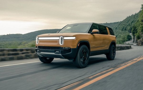 Пуснат на пазара през 2022 г., Rivian R1S и неговият брат-пикап - R1T, са кулминацията на амбициозен проект, обхващащ повече от десетилетие. Именно RS1 е единственият кросоувър в този списък с истински офроуд способности, като освен това той е изключително ефективен на асфалт благодарение на своите мощни електрически двигатели Bosch.

