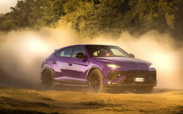 Производителят, който е известен със своите спортни автомобили, излезе извън пътя през 1986 г. със своя LM002. Lamborghini Urus беше представен като концепция през 2012 г. и влезе в производство пет години по-късно. Някои твърдят, че Urus е повече Audi или VW, отколкото Lamborghini. Това обаче не му пречи да остане един от най-популярните луксозни SUV автомобили на пазара.
