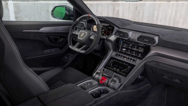 Lamborghini Urus Performante се задвижва от стандартен 4,0-литров V8 с двойно турбокомпресор, който произвежда 666 к.с. Въпреки това, благодарение на подобрената аеродинамика, той може да ускори до 100 км/ч от място за 3,0 секунди, което го прави най-бързият SUV с двигател с вътрешно горене.
