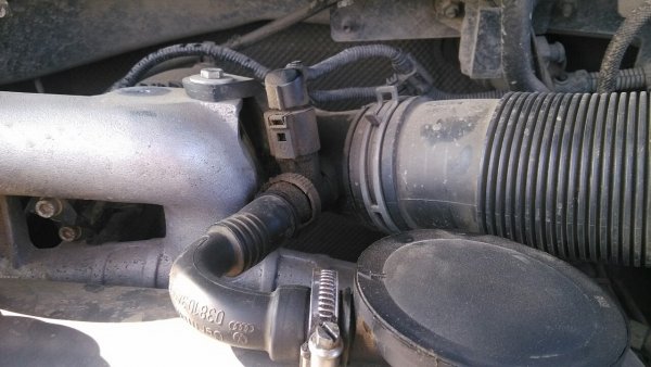 Това също случва доста често и води до увеличаване на консумацията на масло. Самият винтил е лесен за изваждане и проверка. Ако той не работи правилно, трябва да се почисти или замени с нова. Проверката е много лесна – продухва се в една посока, а в другата не.