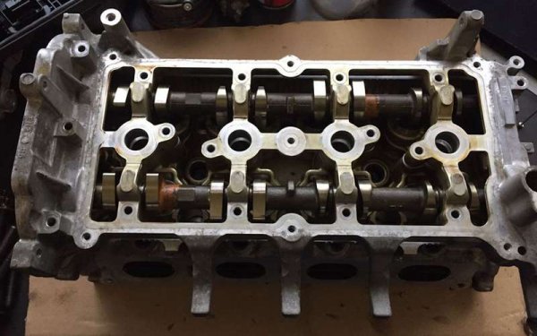 Регулирането на пролуките в газоразпределителния механизъм на двигателя става с избор на височина на хидравличните подвигачи, които никак не са евтини. В случая обаче те липсват, като в главата на цилиндъра са поставени прости, механични устройства. А това прави регулирането на клапаните, особено на изпускателните, много по-трудно и съответно по-скъпо.