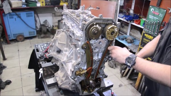 Дори такава проста операция като смяна на свещи, която собствениците на много автомобили често извършват сами, в случая с двигателя MR20DE изисква сериозно усилие и внимание. Дори малкото презатягане на свещите води до образуване на пукнатини в главата на блока. Това налага нейната замяна, която също никак не е евтина.