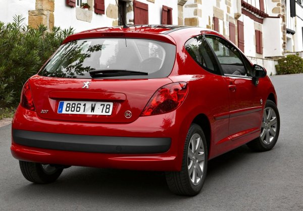 Предното окачване с подпори McPherson в Peugeot е доста издръжливо. Сферичните шарнири и лостовите безшумни блокове издържат около 100 000 кМ при типични условия на работа. Амортисьорите могат да издържат до 130 000 км при нежно шофиране. Само втулките на стабилизатора са се превърнали в слабо място - те често трябва да бъдат сменени вече при пробег от 60 000 километра. Лагерите на предните колела обикновено започват да издават шум по-близо до 100 000 километра.

Отзад 207, подобно на своите конкуренти, има полузависимо окачване. Амортисьорите и сайлент-блоковете, като правило, изискват внимание само след пробег от 140 000-160 000 км. Въпреки че при постоянно шофиране с пълно натоварване, експлоатационният живот на тези елементи може да намалее. На първо място, това се отнася за амортисьорите.
