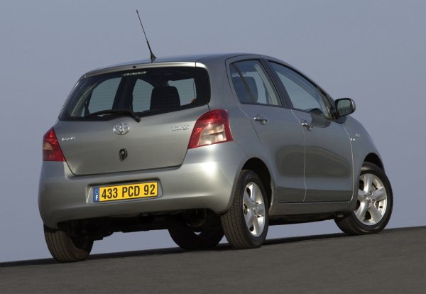 Предното окачване на McPherson на Yaris се отличава с лесна поддръжка и приличен ресурс. Сферичните шарнири и сайлент-блоковете са в състояние да издържат на около 100 000 км, а амортисьорите често издържат повече от 120 000. Ресурсът на стабилизаторните подпори е среден: около 70 000 км, но подмяната им не е трудна и не изисква големи разходи.

Задното окачване на Yaris се характеризира с добра консумация на енергия и надеждност. Амортисьорите и сайлент-блоковете на гредата обслужват до 130 000-140 000 км без никакви проблеми. Дори при активна употреба и често шофиране по неравни пътища, Toyota Yaris демонстрира похвална издръжливост на шасито.
