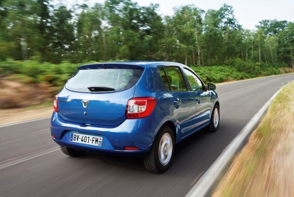 Предното окачване на Sandero е надеждно - със здрави сферични шарнири, които изминават 100 000 км без никакви проблеми. Амортисьорите, въпреки бюджетния клас на автомобила, демонстрират ресурс от около 120 000 км, а безшумните блокове могат да издържат до 140 000 км. Евтините втулки на стабилизатора са слабо място. Те често трябва да бъдат сменени при пробег от 50 000-60 000 км, но това е нормално за бюджетните автомобили.

Задното окачване с греда е много издръжливо. Неговите сайлент-блокове и амортисьори могат да служат повече от 130 000 км, което е особено ценно при работа в условия на лоши пътища и редовни натоварвания. Освен това гредата на Sandero е добре защитена от корозия.
