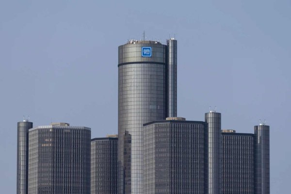 Американската компания General Motors, основана през 1908 година, обединява марките Chevrolet, GMC, Cadillac и др. Автомобилната й гама варира от пикапи до електрически превозни средства като Chevrolet Bolt. Пазарната капитализация на GM е около 54 милиарда долара.
