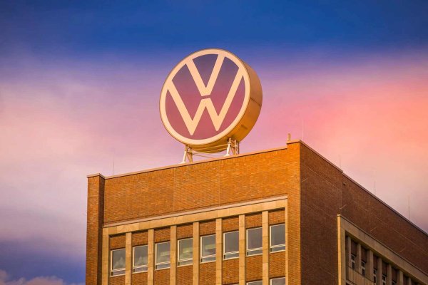 Германският концерн Volkswagen, основан през 1937 година, обединява марки като Audi, Porsche, Bentley и Lamborghini. Моделната гама на компанията е широка - от икономични автомобили до луксозни спортни коли. Въпреки проблемите напоследък, пазарната капитализация на Volkswagen е приблизително 117 милиарда долара.
