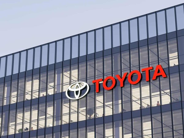 Японският гигант Toyota, основан през 1937 година, е известен със своята надеждност и иновации. Модели като Corolla и Camry се превърнаха в символи на качество. Компанията активно развива хибридни технологии, представи на света Prius. Пазарната капитализация на Toyota е близо 230 милиарда долара, което потвърждава статута й на един от водещите автомобилни производители.
