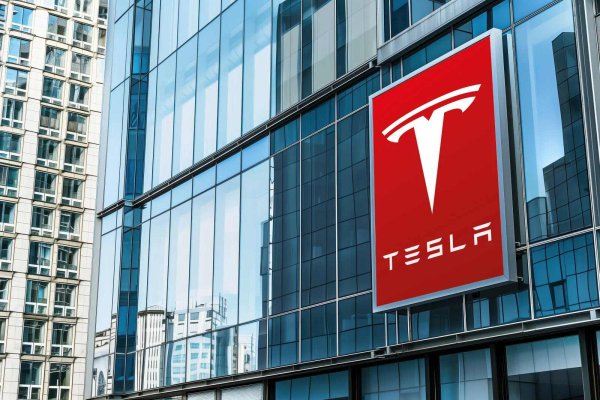 Американската компания Tesla, основана през 2003 година, направи революция в света на електромобилите. Под ръководството на Илон Мъск, тя представи модели, които съчетават напреднали технологии и впечатляваща производителност. Сред тях са Model S, Model 3, Model X и Model Y. Пазарната капитализация на компанията надхвърля 1 трилиона долара, което я прави безспорен глобален лидер в автомобилната индустрия.
