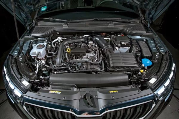 Kamiq е един от най-практичните градски кросоувъри. Благодарение на леката платформа MQB A0 и трицилиндровия двигател, той е много икономичен дори без електрификация.