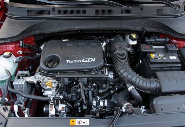 Компактната и впечатляваща на вид Kona има 1,0-литров турбо двигател, който демонстрира отлична ефективност и не пасе задната част в началото. Справя се добре както в града, така и на магистралата.