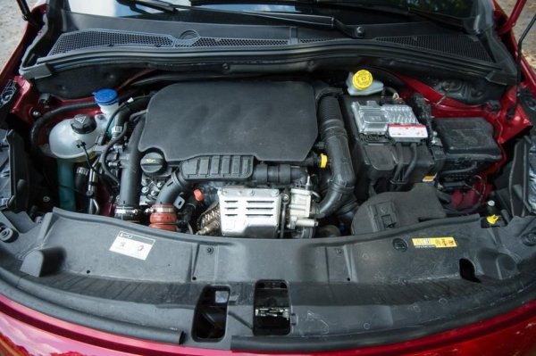 Бензиновият Peugeot 1.2 PureTech 2008 е перфектната комбинация от икономичност и комфорт. Двигателят е с турбокомпресор, но при спокойно возене разходът лесно се вписва в декларираните граници дори в града.