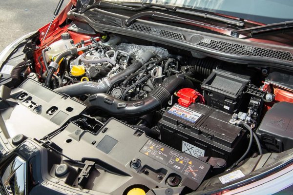 Този компактен френски кросоувър със 1,0 литров турбо мотор със 100 к.с. доказва, че трицилиндровият двигател може да бъде не само икономичен, но и жив. В града той показва отлични резултати, въпреки малката си маса.