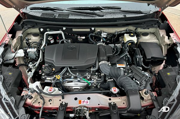 Този компактен хибрид има 1,5-литров бензинов двигател, допълнен от електрически мотор. Основният му коз е изключително ниският разход на гориво в градски условия. В допълнение, това е един от малкото хибриди с класически кросоувър просвет.