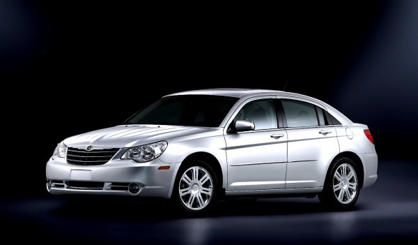 Пореден провал на Chrysler в началото на века. Компанията създаде този модел с надеждата, че ще спечели място на пазара на компактни луксозни автомобили, но нищо подобно не се получи. Ужасни задвижващи агрегати, като външният вид напълно отговаря на тях. Интериорът е изработен от некачествени материали, докато разходите за поддръжка на модела са непосилни. 