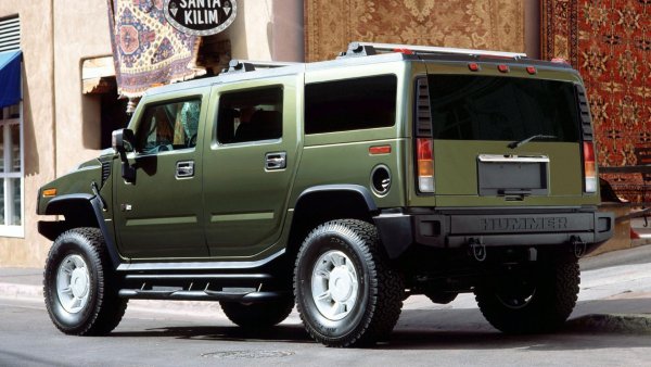 Вероятно не всеки знае, но раждането на Hummer H1 се дължи на Арнолд Шварценегер. След като обмисли предложението и създаде един от най-емблематичните джипове, компанията AM General със сигурност не съжалява за това. Което не може да се каже за решението на GM да създаде по-традиционен SUV в същия стил. Логиката е елементарна - Hummer H1 е много популярен, което означава, че H2 ще успее. В крайна сметка всичко се оказа точно обратното - H2 беше ужасен. Той е твърде скъп, не особено луксозен, предлага безумен разход на гориво и лошо качество на изработка. 
