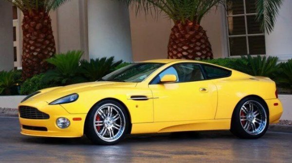 Жълтото е цветът на радостта и щастието. За да сте любители на този цвят, трябва да можете да виждате положителното във всичко и да се чувствате късметлия и щастлив човек. Човек, който избира жълто, знае, че привлича вниманието и не се срамува от това. Той е весел и има добро чувство за хумор.