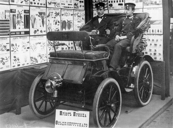 В зората на ХХ век автомобилната промишленост все още не е избрала еднозначно петрола. Има дизелови, парни и даже електрически модели. В такава обстановка през 1902 московският завод "Дукс" представя своя първи паромобил, с мощност 6 или 12 конски сили. Той е на практика изкопиран от френския Gardner-Serpollet. 
